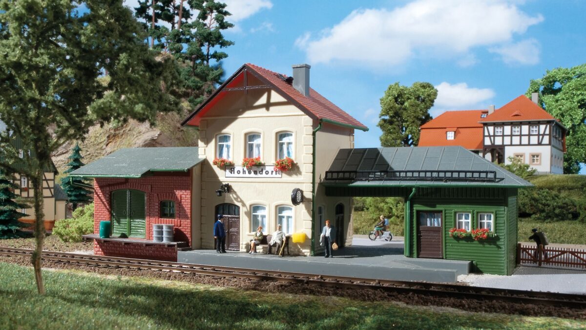 Legendární nádražní budova a skladiště Hohendorf od firmy Auhagen