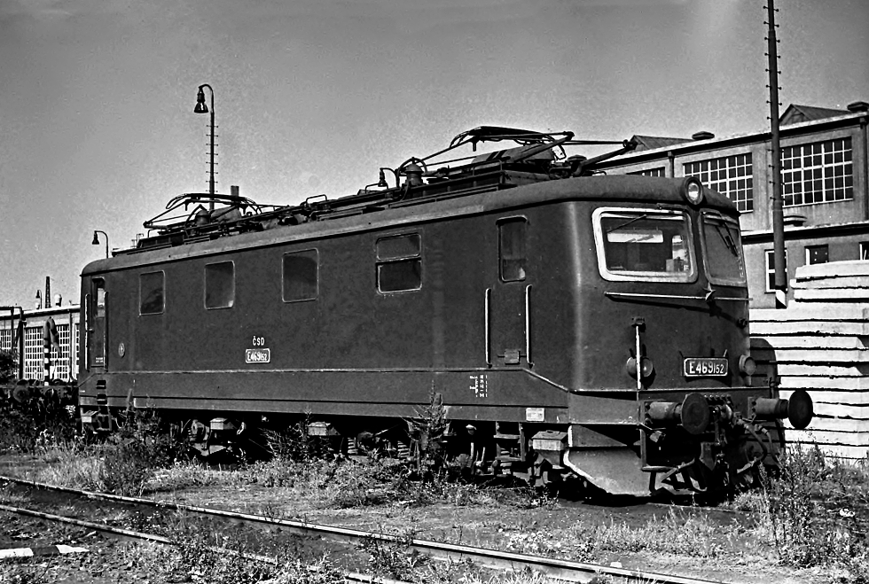 Jednotný nátěr hnacích vozidel praktikovaný v 70. letech obdržela i E469.152, na fotografii byla zachycena v areálu depa Nymburk.