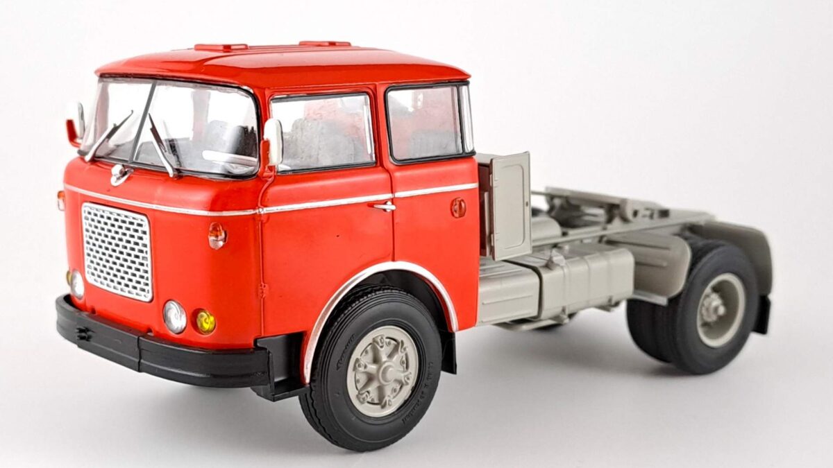 TRIX 2026: SET plošinových vozů s modely Liaz 706 BREKINA